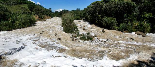 Antioquia no es eficiente en el manejo del agua | El río Medellín hacia Popalito (Barbosa). La cuenca del Medellín-Porce abarca 5.248 kilómetros cuadrados de 29 municipios. FOTO JULIO CÉSAR HERRERA