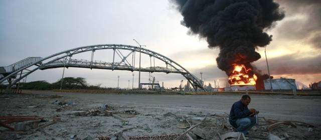 Aumentan las víctimas tras explosión en refinería de Venezuela | En la mañana de este domingo, las autoridades hacen un balance para definir las ayudas a las familias damnificadas por la explosión. Foto Reuters.