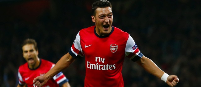 Özil dio una "clase maestra" en el duelo europeo ante el Nápoli por la Liga de Campeones. FOTO REUTERS
