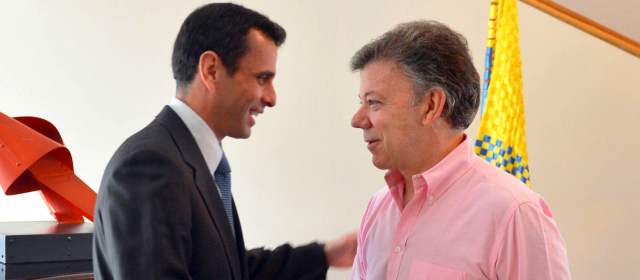 El Presidente Juan Manuel Santos, recibió en reunión privada al excandidato presidencial de Venezuela, Enrique Capriles, este miércoles en la Casa de Nariño. FOTO CORTESÍA SIG