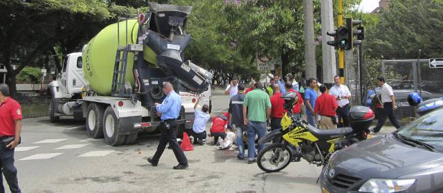 Accidente genera congestión en la avenida Las Vegas | El accidente sucedió a un costado del almacén Éxito de Envigado. FOTO NELSON MATTA COLORADO