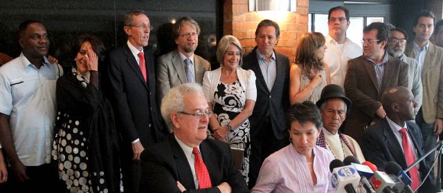 ¿Una plataforma presidencial para Fajardo? | Parte del grupo que firma la declaración de principios del movimiento político Pido la palabra. FOTO JAIME PÉREZ