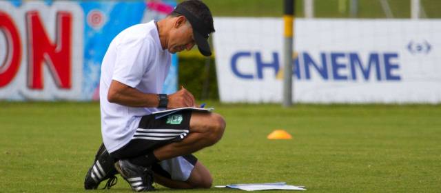 Osorio toma nota con un lapicero rojo y otro azul. FOTO ESTEBAN VANEGAS