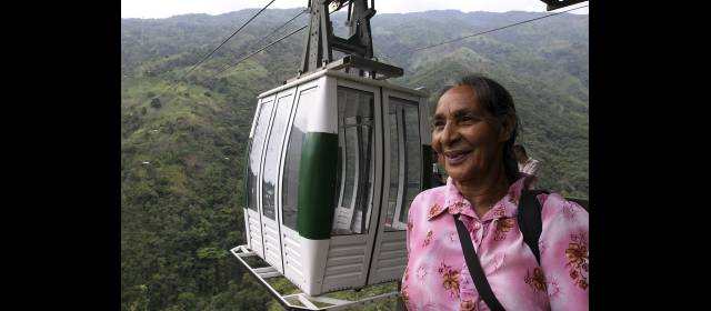 "Estoy feliz con este avión" | Los cables de Yarumal y San Andrés de Cuerquia han sido una redención para los campesinos. María Leocadia dice estar "feliz con este avión". FOTO RÓBINSON SÁENZ