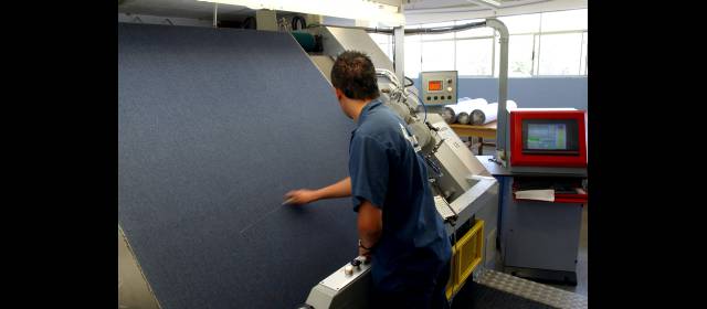 La cadena textil, preocupada por importaciones | Las importaciones de telas, entre ellas índigo, crecieron el 40 por ciento en 2011, revelan datos de Inexmoda. FOTO HERNAN VANEGAS