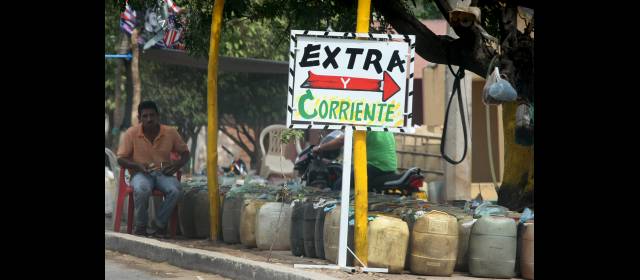 El negocio de la gasolina ilegal | El negocio ilegal de gasolina es abierto, sin restricciones, en algunas carreteras costeñas. Hay estaciones formales que también la venden. FOTO JUAN ANTONIO SÁNCHEZ