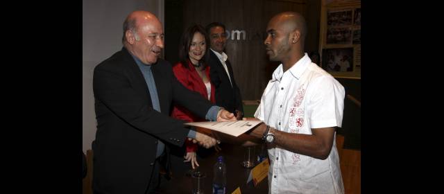 Obras que construyen escuela y alfabetizan | Gabriel Aguirre, rector del Instituto Ferrini, entregó el diploma a Frank Tascón. FOTO EDWIN BUSTAMANTE