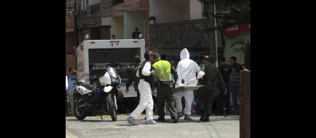 Agitada mañana de orden público en dos barrios | Unidades del CTI de la Policía diligenciaron los levantamientos del triple homicidio en Belén Buenavista. FOTO mauricio palacio