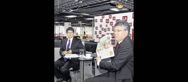 "El nuevo peso, sin redondeo" | El ministro Mauricio Cárdenas durante el Inside en la sala de redacción de LR con el editor de Economía, Nicolás Abrew. “El nuevo peso no traerá precios altos”, dijo. FOTO JAVIER JIMENEZ / LR