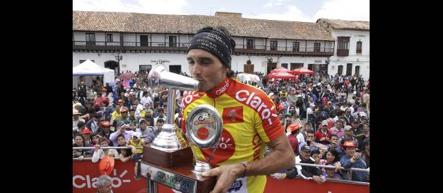 “Es orgullo ganar en Colombia”: Sevilla | Óscar Sevilla ratificó su gran momento y se llevó por segunda vez campeón del Clasíco RCN. En Tunja, el español recibió el trofeo de campeón. FOTO RÓBINSON SÁENZ