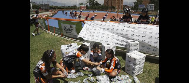 A punta de bolsas de arroz buscan darle nueva cara a patinódromo | Padres de familia, alumnos e instructores ayudan para alcanzar la meta. FOTO JULIO CÉSAR HERRERA