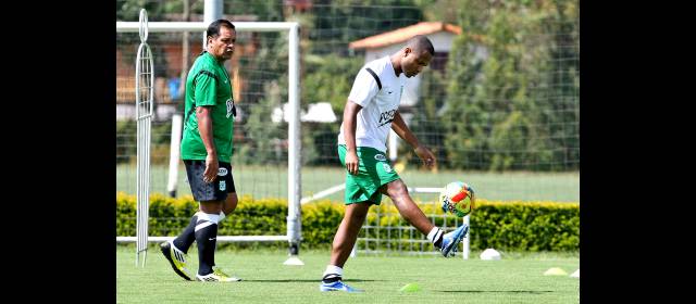 NAL no dejará de rotar jugadores | Pompilio Páez observa a Luis Fernando Mosquera durante el reencuentro verde tras las vacaciones. FOTO JUAN ANTONIO SÁNCHEZ.