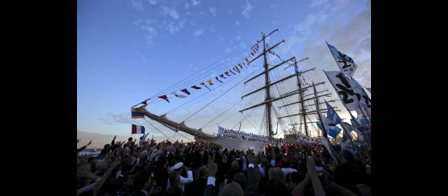 El oficialismo argentino recibió la Fragata Libertad | Se movilizaron miles de militantes para el acto de recepción en Mar del Plata. FOTO reuters