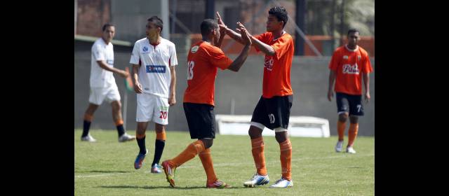 El Envigado cerró con otra victoria | Yulián Mejía (derecha) logró uno de los goles con los que Envigado le ganó ayer 2-1 el amistoso al Rionegro. FOTO MANUEL SALDARRIAGA