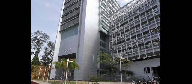 Isagén vive en sede con energía "verde" | La nueva sede de Isagén, generadora de energía, queda en la transversal Inferior con la vía a Las Palmas (El Poblado). El 1% de electricidad que usa la generan paneles solares. FOTOS RÓBINSON SÁENZ