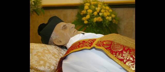 El fervor por Marianito sigue igual que hace 87 años | El cuerpo embalsamado de Marianito es visitado con fervor por feligreses 87 años después de muerto. FOTO HERNÁN VANEGAS