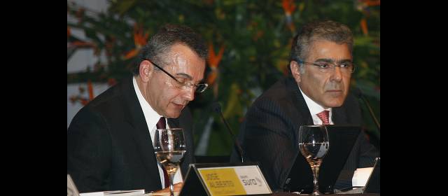 Sura va a Chile por mercado en bolsa | David Bojanini, presidente del Grupo Sura, a la derecha, y Fernando Ojalvo, secretario general de la compañía, encabezaron la asamblea ayer en el Teatro Metropolitano. FOTO JULIO CÉSAR HERRERA