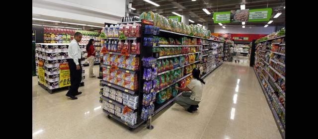 Consumo planea abrir 26 mercados | Las marcas propias Consumo representan el 8% de sus ventas, dice el gerente, Gustavo León Castillo. Hoy abre en el Centro Comercial Terracina Plaza, en Envigado. FOTO manuel saldarriaga