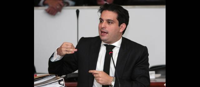 Hay 11 comisionistas en la mira por lavado de activos | Representante a la Cámara Simón Gaviria Muñoz, en el debate sobre Interbolsa. FOTO COLPRENSA