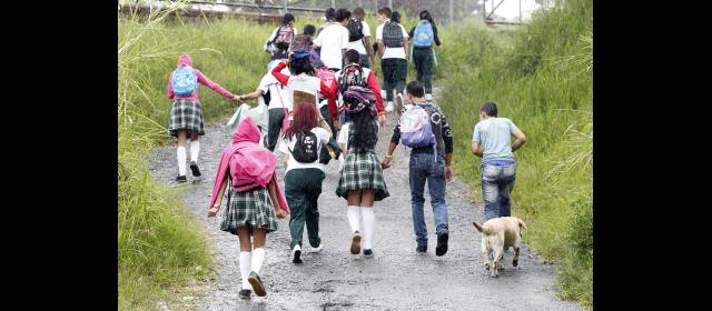 Amenaza a colegio empeora la situación en La Loma | Los alumnos de la jornada de la tarde del colegio José Horacio Betancur fueron evacuados a las 4:00 p.m. de ayer. FOTO JAIME PÉREZ