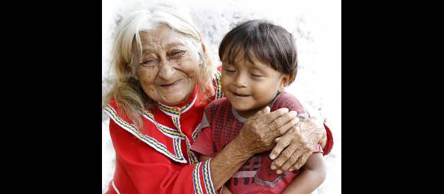 "Madre Laura significa mamá" | Ana Rosa Domicó con su nieto, Nevaripi. Los dos son embera katíos. FOTO DONALDO ZULUAGA