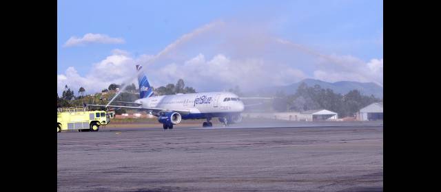JetBlue aterrizó con tarifas bajas en vuelo directo Medellín-Florida | Con la tradicional bienvenida de arcos de agua, ayer al final de la tarde fue recibido el primer vuelo que aterriza en el aeropuerto José María Córdova de la aerolínea estadounidense JetBlue, procedente de Fort Lauderdale. Habrá un vuelo directo diario. FOTO JAIME PÉREZ