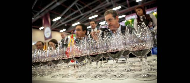 Un vino de $8.500 y uno de $8 millones, en un día | El jurado de Expovinos en acción. No hay botellas ni etiquetas, de manera que el vino se debe defender solo. Evalúa color, aroma y gusto, asigna una calificación y de la sumatoria salen los oros. FOTO CORTESÍA