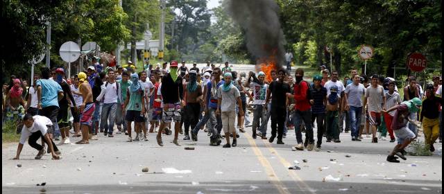 Paro minero en Caucasia derivó en saqueo a hotel | La troncal a la Costa Atlántica continúa bloqueada por algunos manifestantes. FOTO DONALDO ZULUAGA