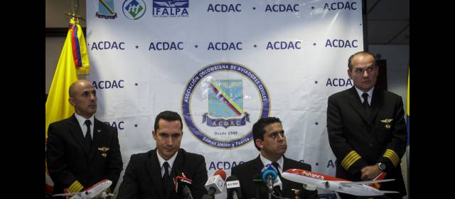 Protesta se debilita con "sí" de Odeaa a Avianca | El capitán José María Jaimes, presidente de Odeaa y Jaime Hernández de Acdac. FOTO COLPRENSA