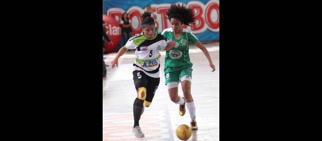 El microfútbol colombiano es de talla mundial | Paula Botero y Chandyra Grey representan la experiencia en Colombia. FOTO HERNÁN VANEGAS