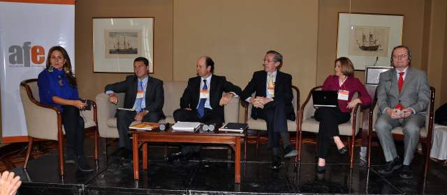 Empresarios plantearon crear un plan de compromiso por la paz | Paola Ochoa, directora de la revista Dinero; Carlos Raúl Yepes, presidente de Bancolombia; Roberto Junguito, presidente El Cerrejón; Antonio Navarro Wolf,; María Victoria Llorente y James Robinson. Foto: Colprensa