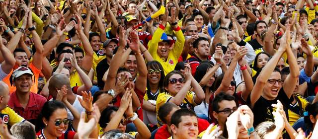 Medellín se convirtió en un estadio ambulante | En el Parque de El Poblado, la victoria se recibió con frenesí. Fue una locura el primer gol de Colombia. FOTO Jaime Pérez M.