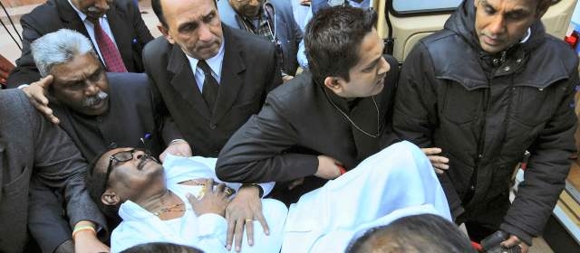 Cuatro parlamentarios fueron trasladados a un hospital por los efectos del gas pimienta. FOTO REUTERS.