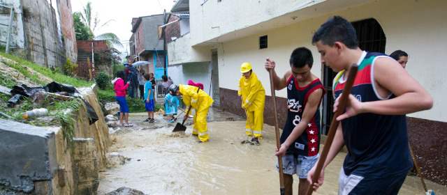 4.700 familias en Medellín han dejado sus casas por el invierno | En Itagüí, los desbordamientos de la quebrada Doña María inundaron numerosas viviendas que fueron evacuadas. Foto: ESTEBAN VANEGAS