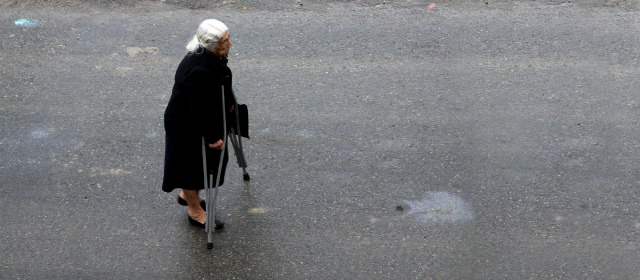 Adultos mayores en Medellín sienten la soledad | Cuando el adulto mayor tiene limitaciones físicas o enfermedades ligadas a la edad se siente más solo. FOTO HENRY AGUDELO