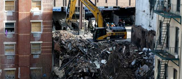 Bomberos de Nueva York identifican los ocho muertos en edificios derrumbados | FOTO AP