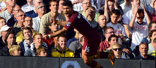 Manchester City sufrió para ganarle al Fulham de Rodallega | El argentino Sergio Agüero marcó el primer gol del City. FOTO REUTERS