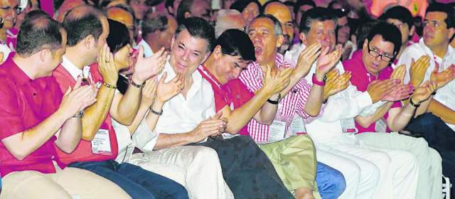 Liberales proclamaron a Santos como su candidato presidencial | En primera línea Santos, con parte de la bancada liberal en el Congreso. FOTO MANUEL SALDARRIAGA