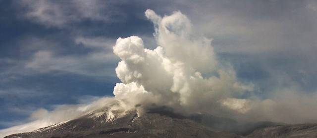 Alerta roja en el nevado del Ruiz por erupción | Desde el 29 de mayo, el volcán no ha dejado de emanar ceniza de su cráter principal conocido como Arenas. Foto cortesía Ingeominas.