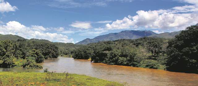 Se requieren cinco ríos para sanear el Medellín | La contaminación generada es uno de los tres componentes de la huella hídrica. Foto Julio César Herrera