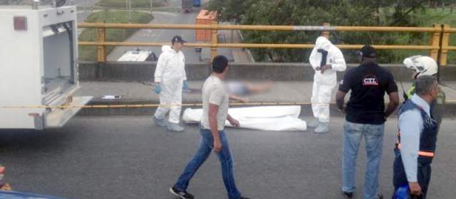 Asesinan a una mujer en el barrio Zamora | El homicidio ocurrió en el puente de la vía Medellín- Bogotá a la altura del barrio Zamora. Foto: Esteban Vanegas