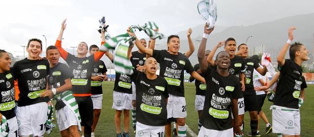 Los infantiles dieron la novena vuelta olímpica | El festejo de los jugadores de Antioquia que defendieron con éxito el título. FOTO DONALDO ZULUAGA