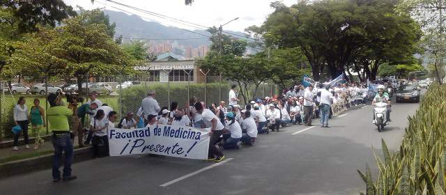 Reclamos por cierre de medicina en la San Martín | La marcha recorrió la avenida Las Vegas. FOTO JOSÉ LOAIZA
