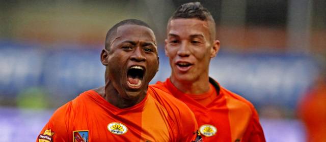Fabio Burbano y Mateus Uribe fueron los responsables de que Envigado lograra la primera victoria. FOTO JULIO CÉSAR HERRERA