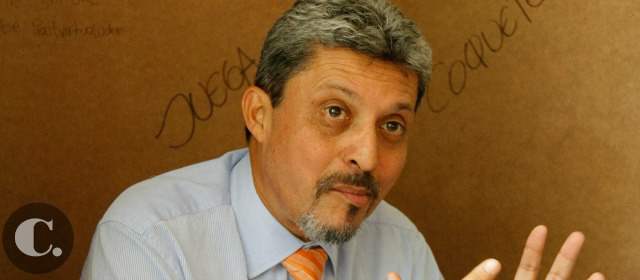 Luces para sacar de las tinieblas el texto teatral | Óscar González es autor de La trompeta de Mercurio, Pincel de hierba y otros libros. Es profesor de la Universidad de Medellín FOTO DONALDO ZULUAGA