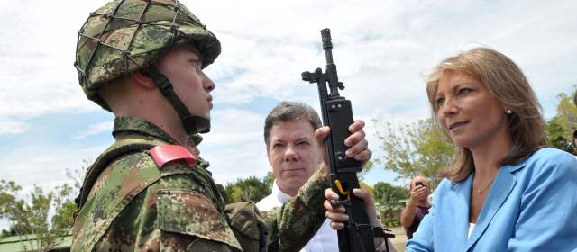 Santos, orgulloso de su hijo Esteban en el último día de su servicio militar |