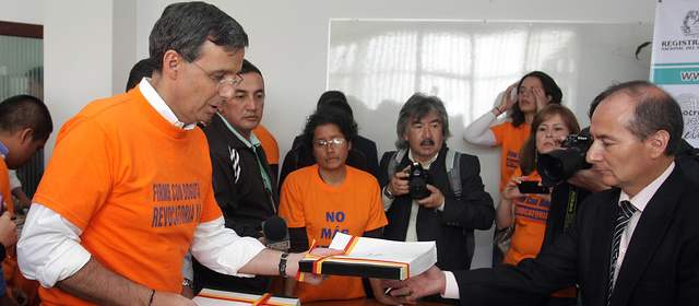 El Representante Miguel Gómez Martinez, entregó a la Registraduría Distrital, las firmas para la revocatoria del mandato de el alcalde Gustavo Petro. FOTO COLPRENSA