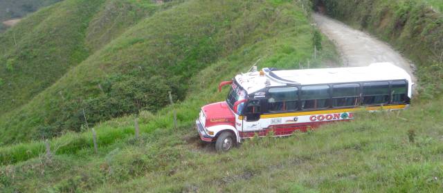 Con operación militar se habilitó vía a la Costa | Este año varios buses han sido retenidos por la guerrilla y cargados con explosivos para afectar el transporte. FOTO CORTESÍA