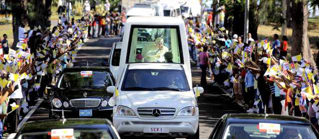 Papa pidió más intervención social de la Iglesia en Cuba | Pese a las críticas hacia el comunismo, el Vaticano también rechaza abiertamente el embargo que Estados Unidos impuso contra Cuba hace 50 años por su impacto contra la población. FOTO REUTERS.