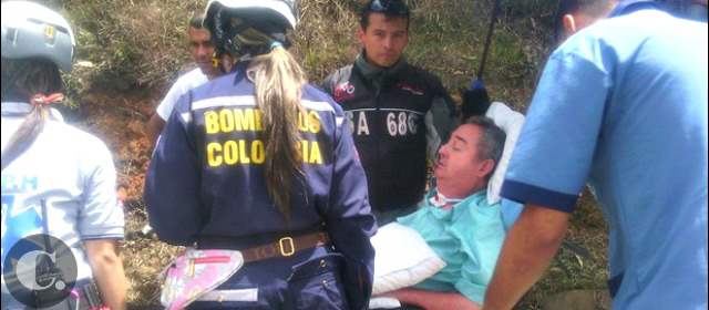 "Solo fue un susto, gracias a Dios" | Estos son los instantes después de que auxiliaron al profe Montoya tras el accidente. FOTO cortesía